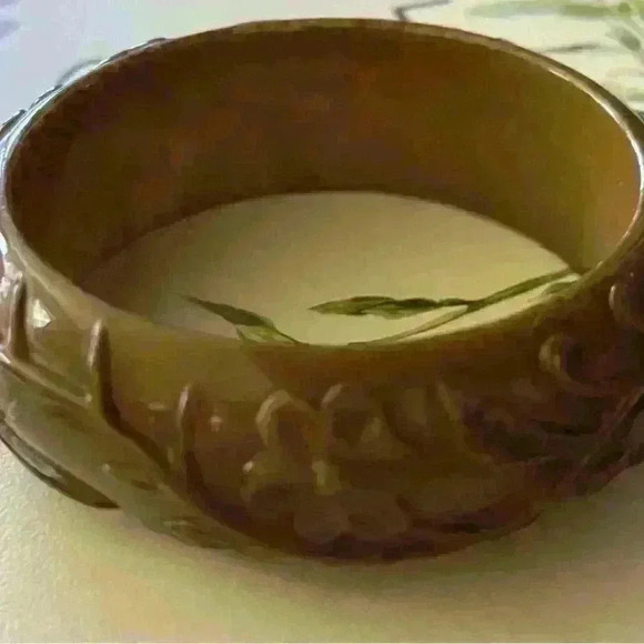 Vintage Acrylic Bangle in army green - Picture 5 of 8